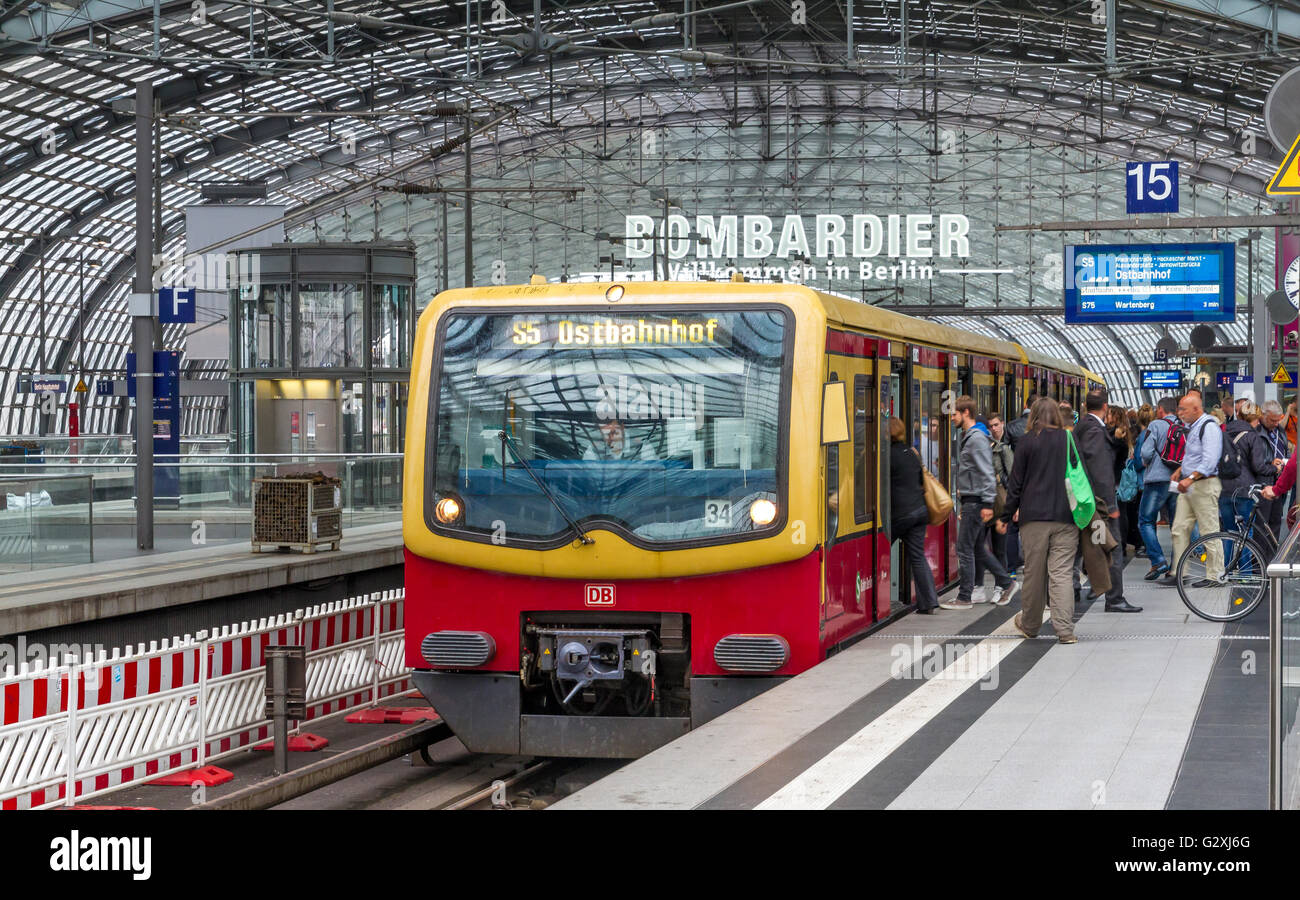 Passagiere, die am hbf-Bahnhof Berlin, dem Hauptbahnhof in Berlin, in einen S-Bahnhof der S5 steigen Stockfoto