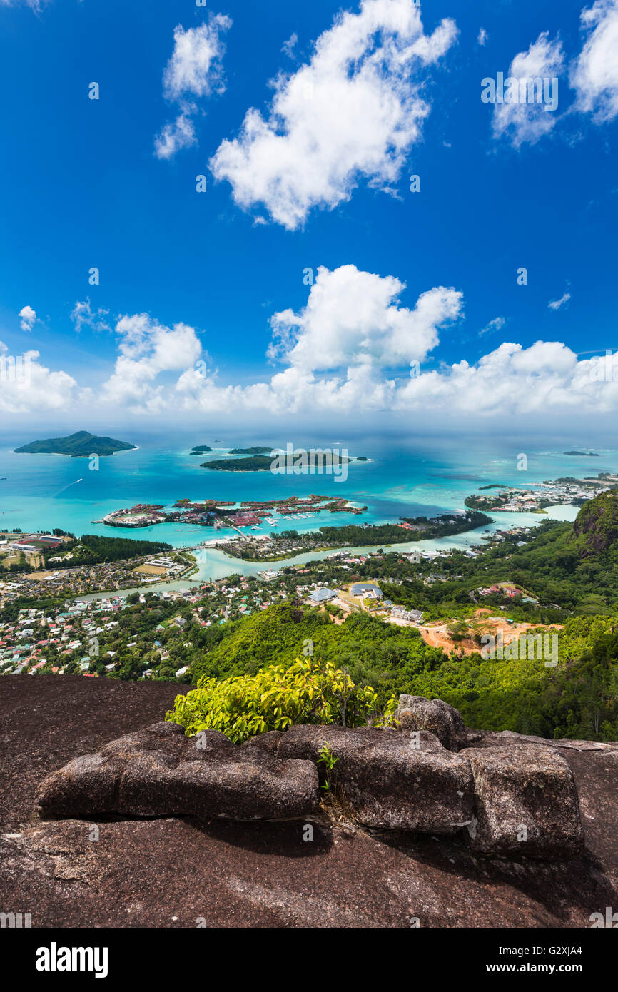 Blick vom Mount Copolia zu den Inseln St. Anne und Cerf in der Nähe von Mahe, Seychellen mit tiefblauem Himmel und Victoria im Vordergrund Stockfoto