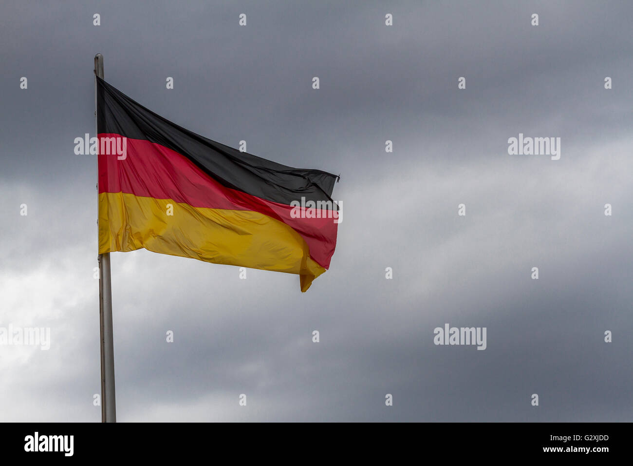 Die Flagge der Bundesrepublik Deutschland, die deutsche Flagge ist eine dreifarbige, mit drei gleich großen horizontalen Streifen aus schwarz, rot und Gold. Stockfoto