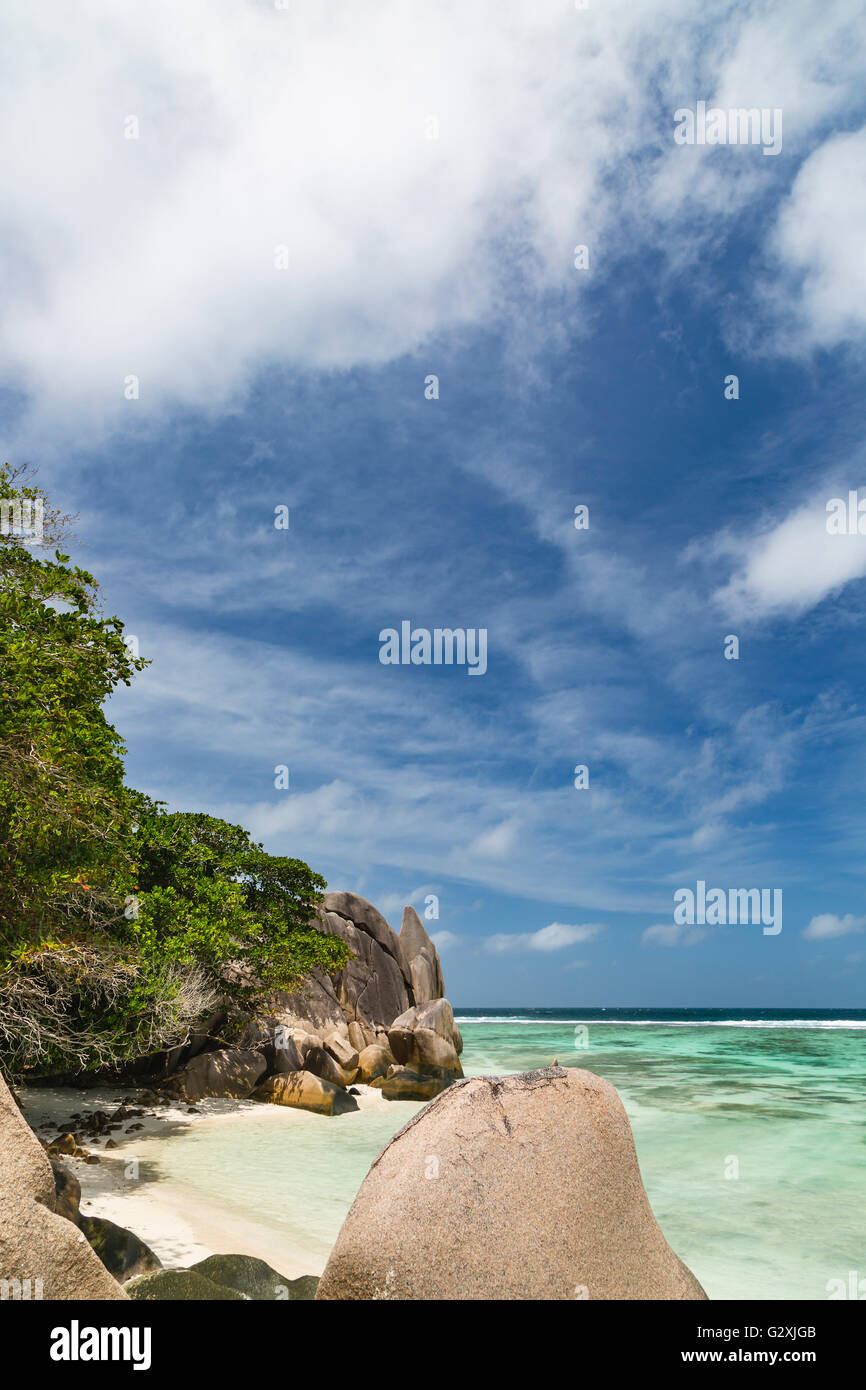 Eine kleine romantische Bucht und Strand in der Nähe von Anse Source d ' Argent in La Digue, Seychellen mit malerischen Granitfelsen Stockfoto