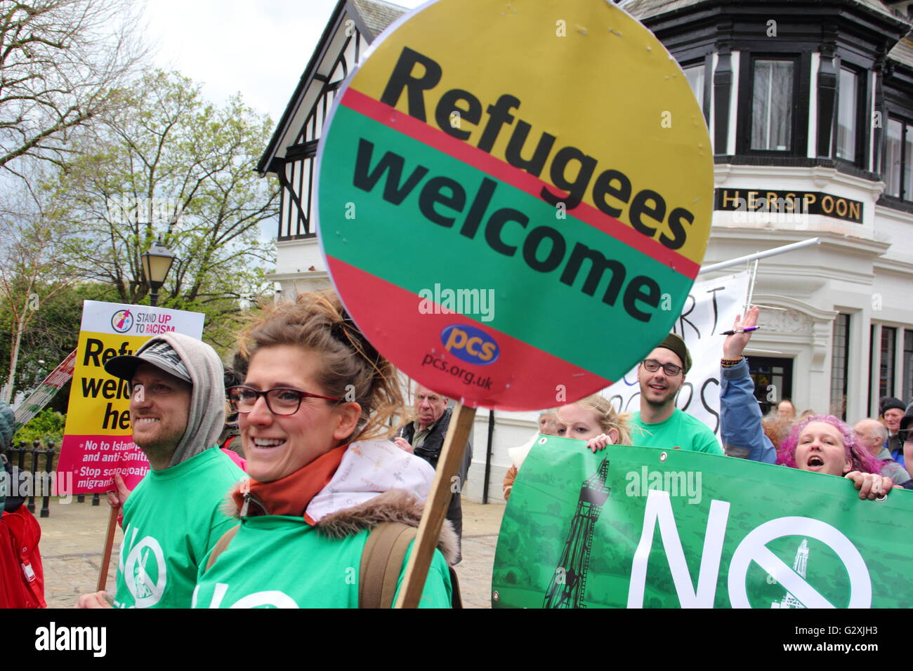 Chesterfield, Derbyshire, UK. Mai 2016.Campaigners in Chesterfield jährliche Maikundgebung März mit "Flüchtlinge willkommen" Plakate. Stockfoto