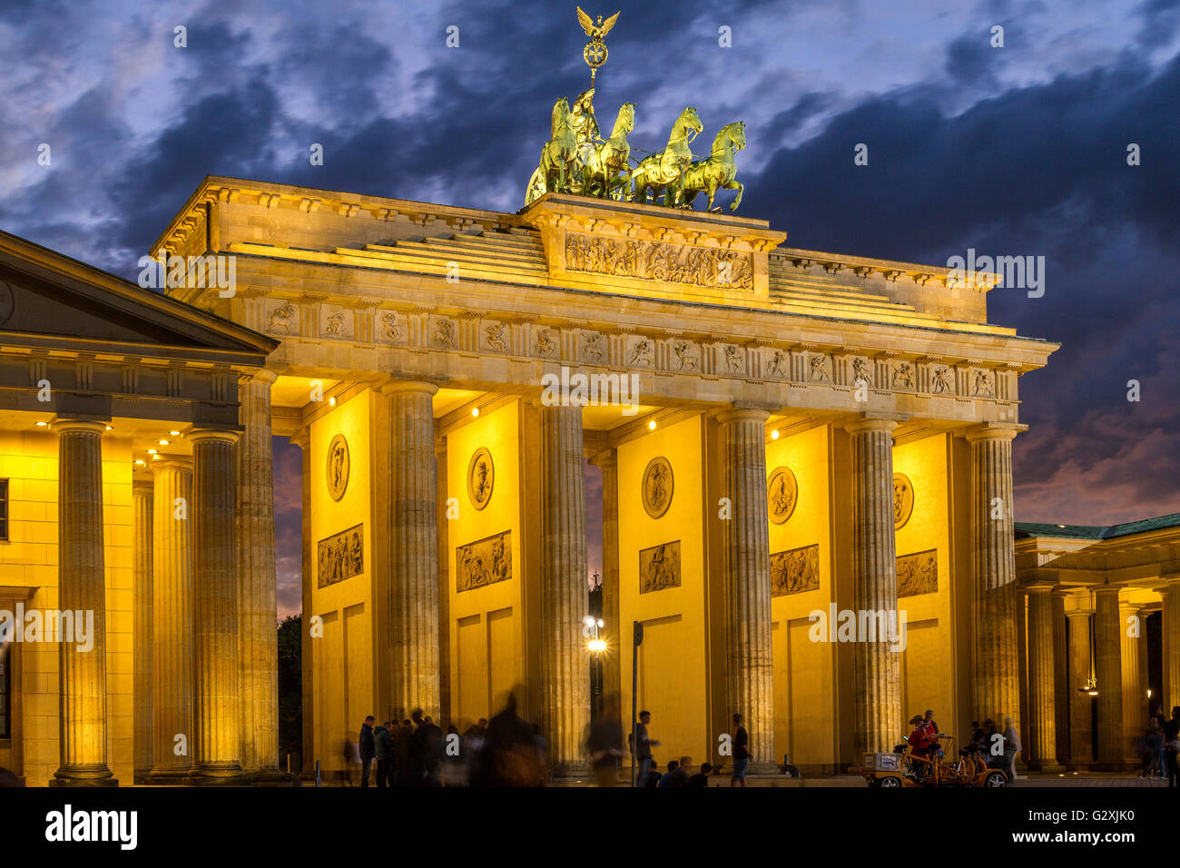 Das Brandenburger Tor bei Nacht , ein neoklassizistisches Weltdenkmal aus dem 18. Jahrhundert in Berlin, Deutschland, Berlin Stockfoto