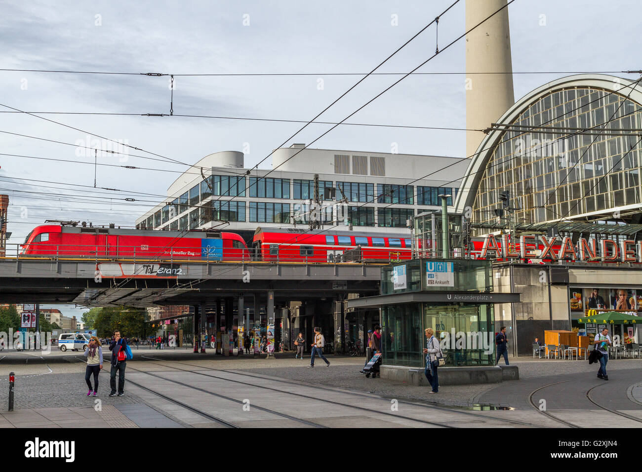 Ein Zug, der eine Eisenbahnbrücke am Bahnhof Berlin Alexanderplatz im Berliner Bezirk Mitte überquert Stockfoto
