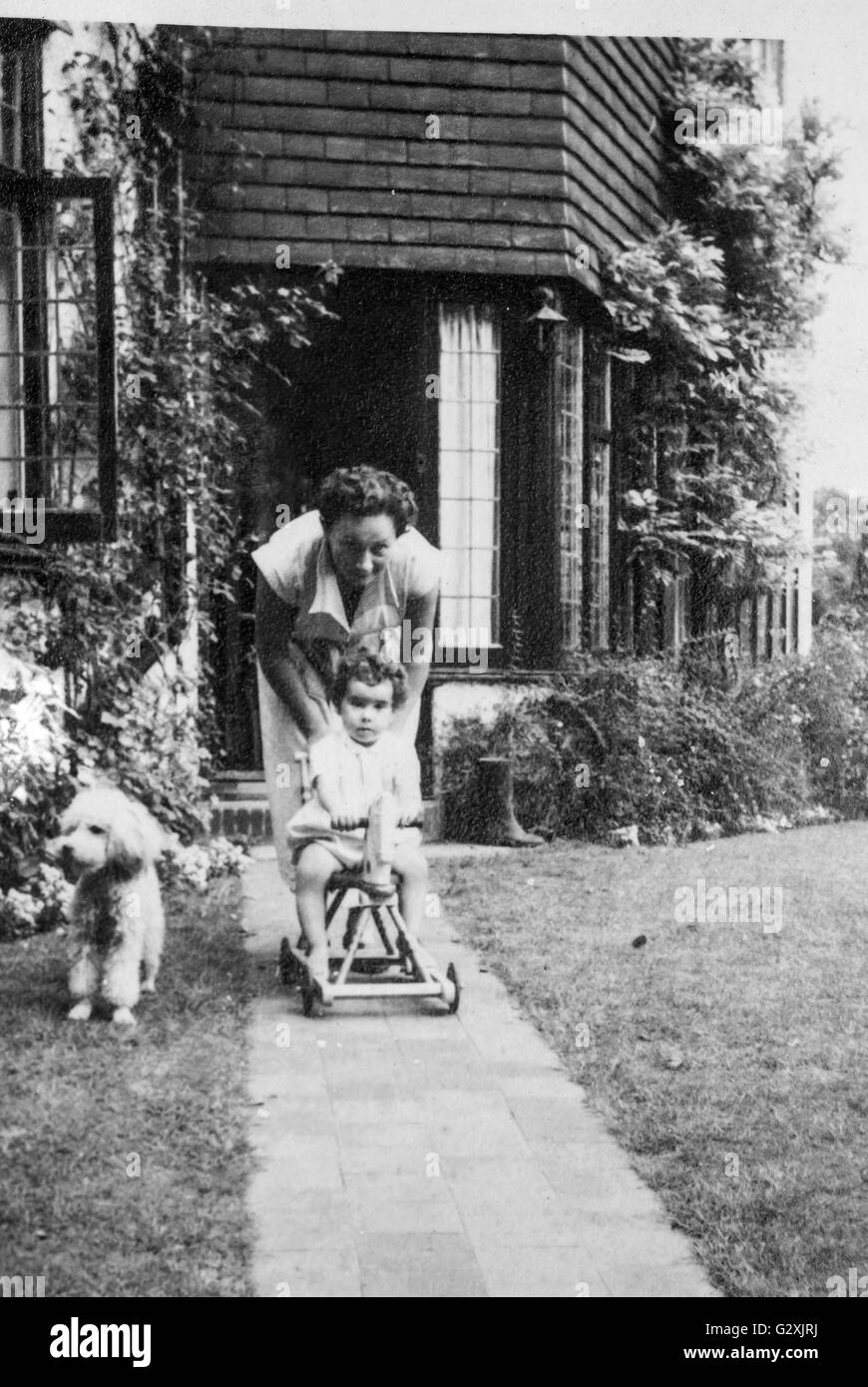 Sammeln Sie Bild von Krimiautor Peter James in seinem Elternhaus in Brighton, East Sussex, mit seinem Kindermädchen, Krankenschwester Scott, ca. e Stockfoto