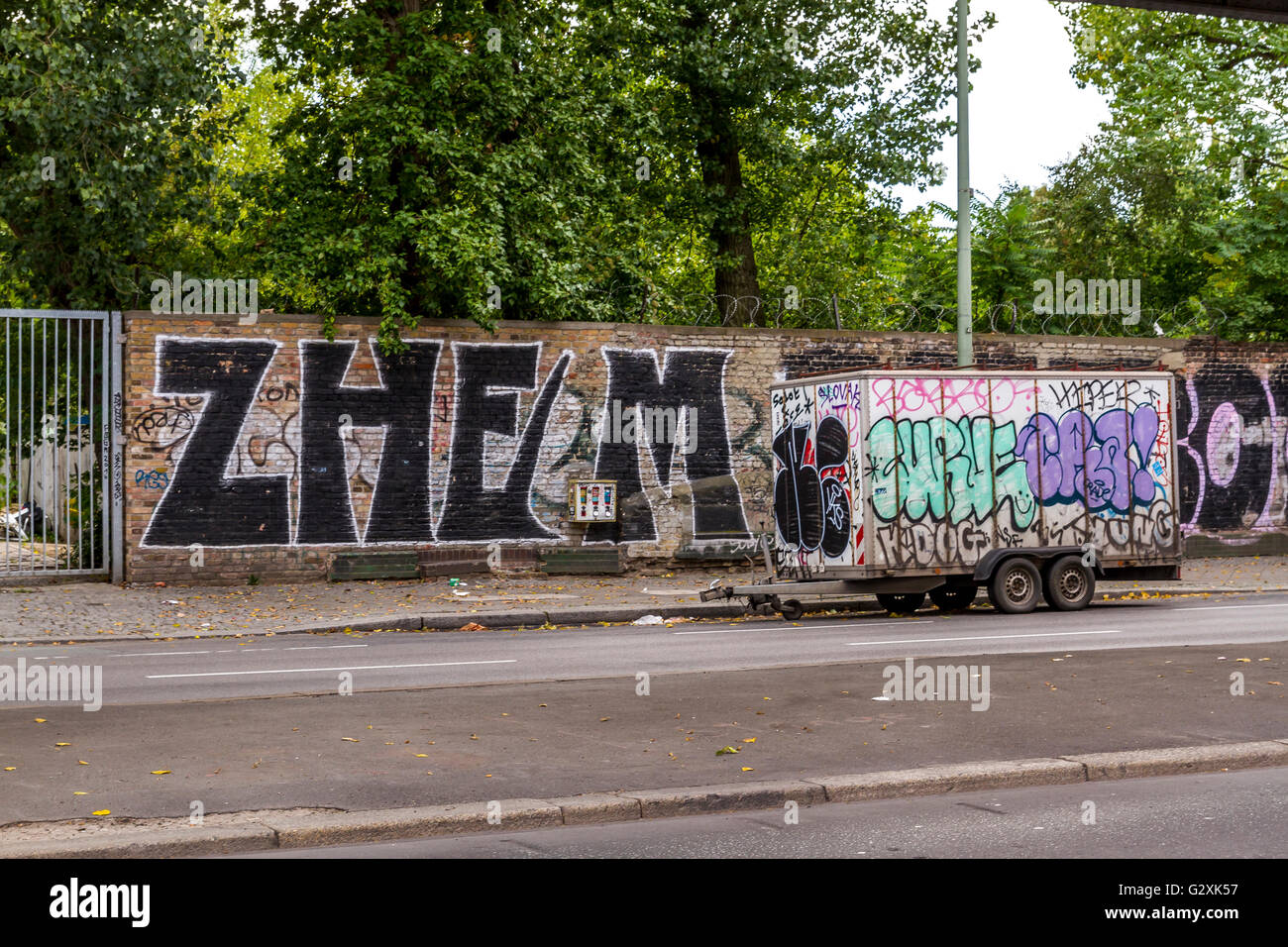 Mit Graffiti bedeckte Wand, in der Gitschiner Straße, ursprünglich Teil der DDR vor der Wiedervereinigung, Berlin, Deutschland Stockfoto