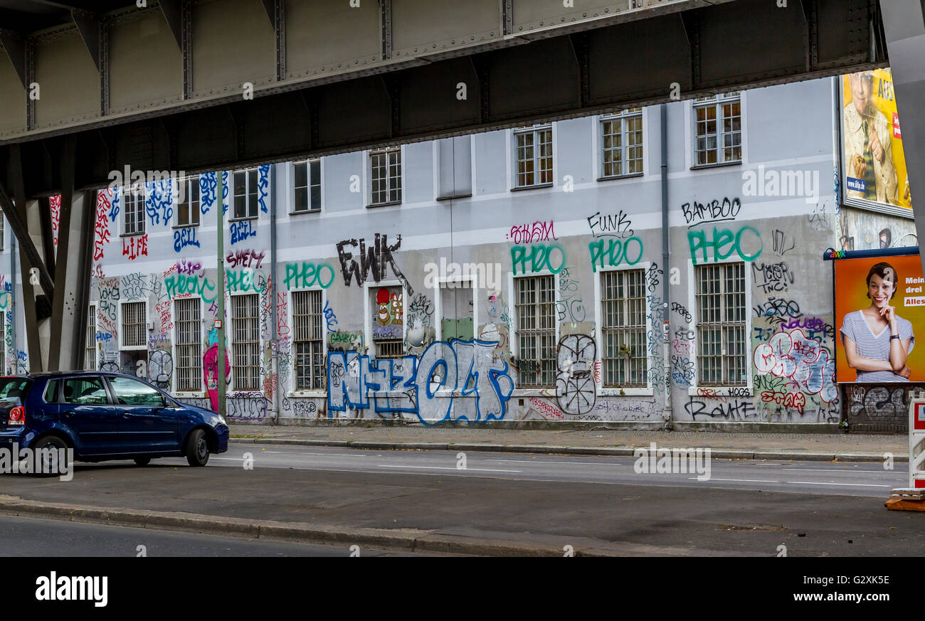 Mit Graffiti bedeckte Wand, in der Gitschiner Straße, ursprünglich Teil der DDR vor der Wiedervereinigung, Berlin, Deutschland Stockfoto