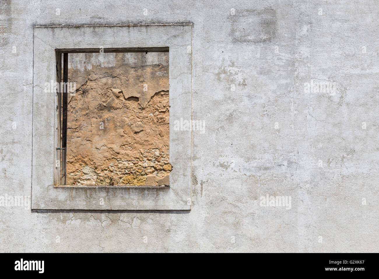 Fenster in Wand verlassenen Haus in Europa Stockfoto