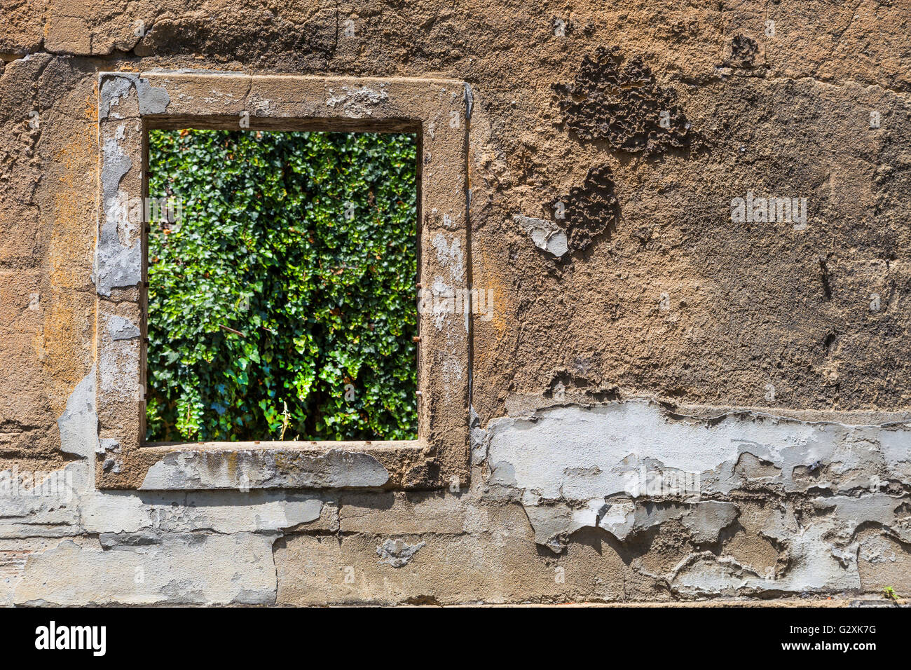 Fenster in Wand verlassenen Haus in Europa Stockfoto