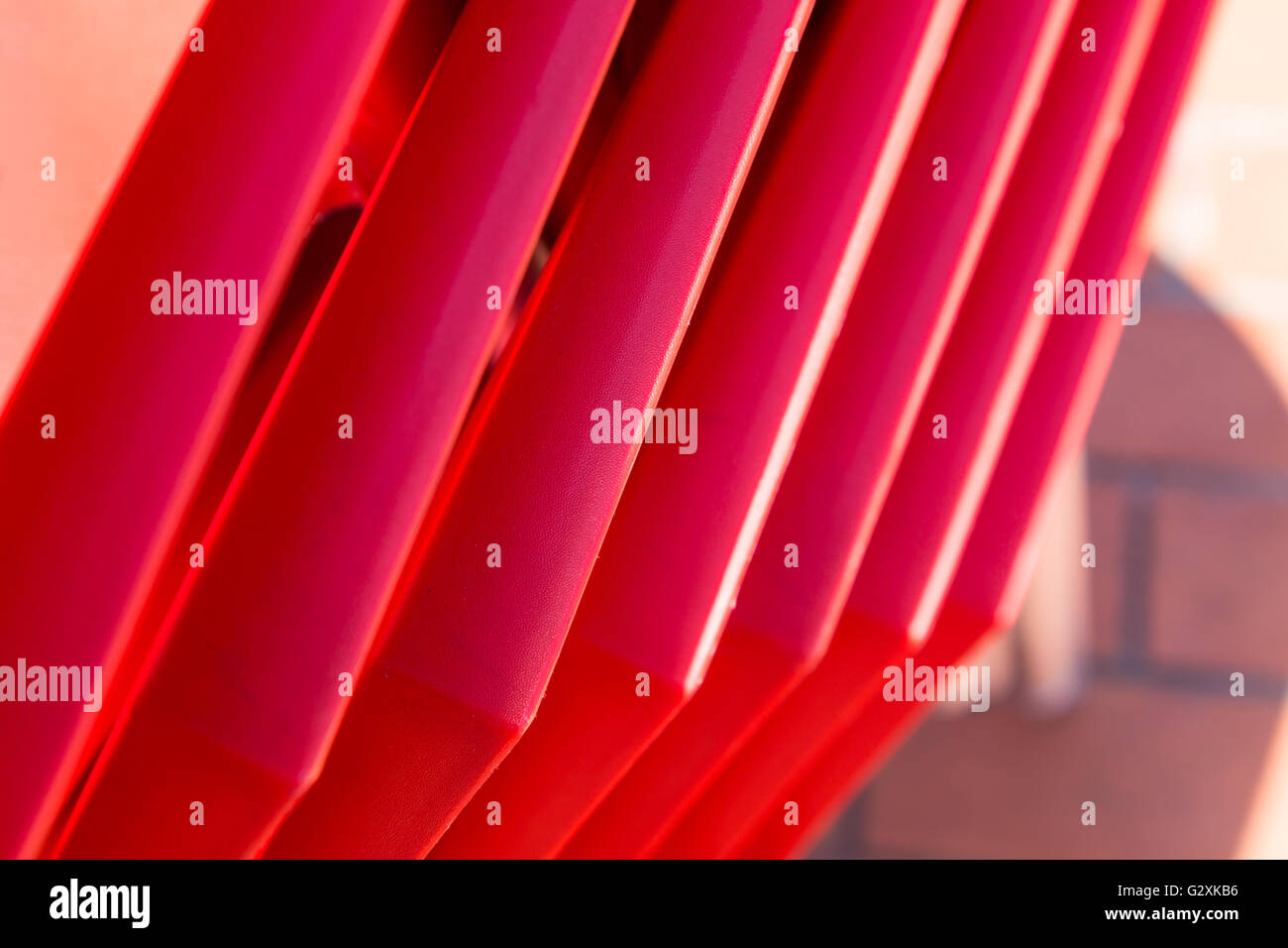 Details der Stapel rote Stühle aus Hartplastik. abstrakte Form für Design oder Hintergrund Stockfoto