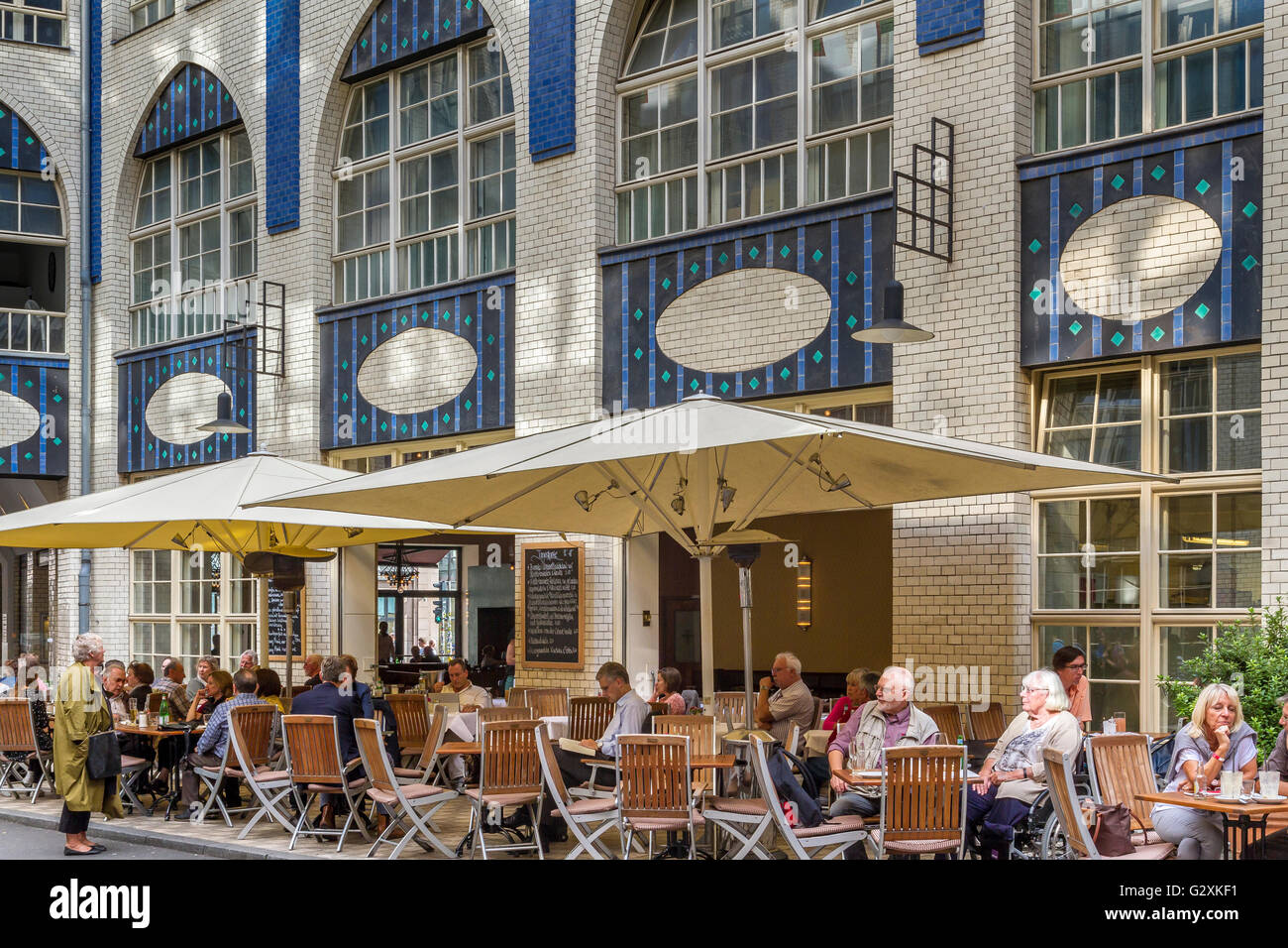 Menschen, die draußen in einem Restaurant in Hackesche Markt essen, Berlin, Deutschland Stockfoto
