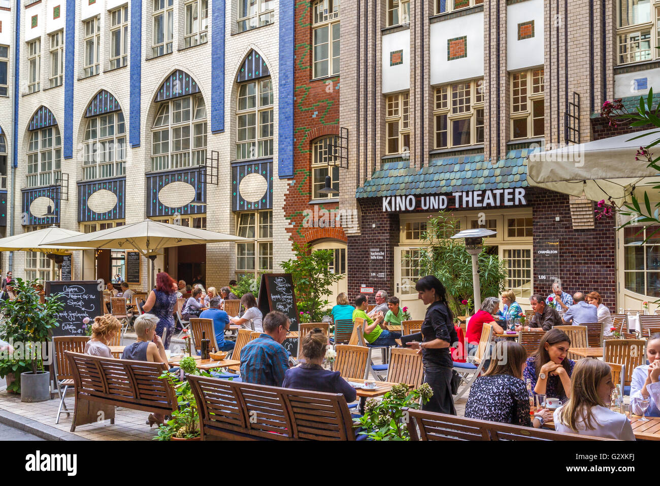 Menschen, die draußen in einem Restaurant in Hackesche Markt essen, Berlin, Deutschland Stockfoto