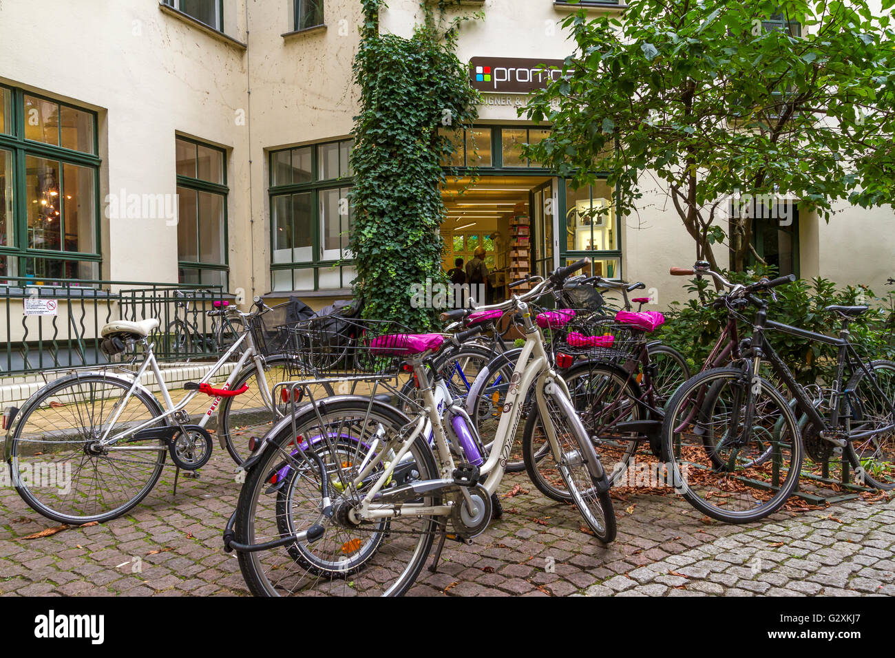Fahrräder auf einer gepflasterten Straße in Berlin, Deutschland geparkt Stockfoto