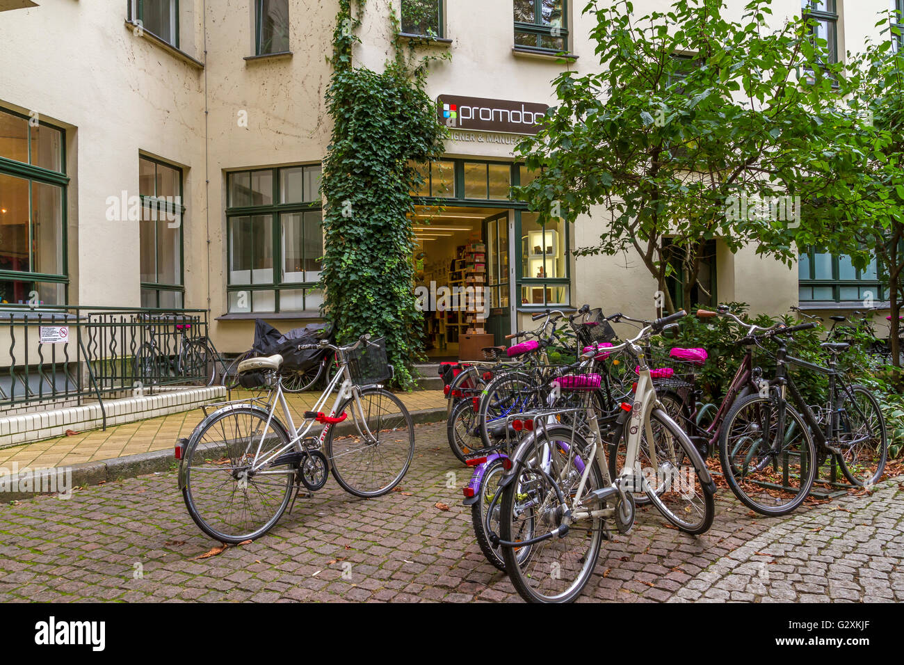 Fahrräder auf einer gepflasterten Straße in Berlin, Deutschland geparkt Stockfoto