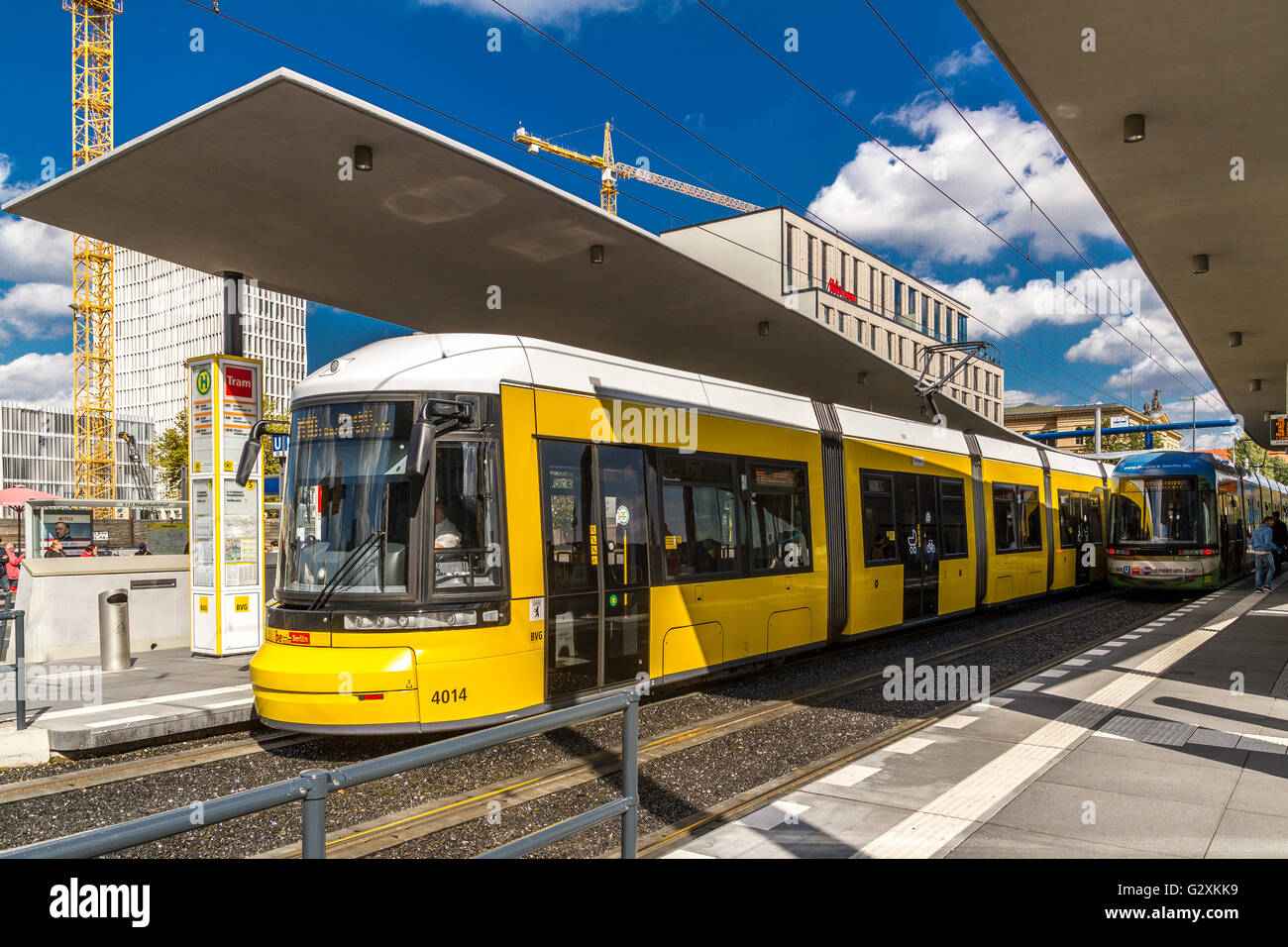 Eine gelbe M10-Straßenbahn an der Straßenbahnhaltestelle Berlin Hauptbahnhof (Berlin HBF) in Berlin, Deutschland Stockfoto