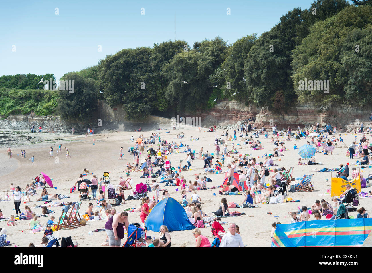 Einem belebten Whitmore Bay Strand bei Barry Island, Barry, South Wales an einem warmen Sommertag. Stockfoto