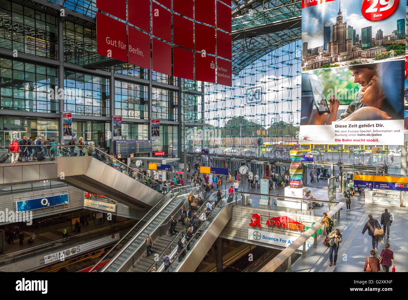 Innenansicht des Berliner Hauptbahnhofs, einem mehrstufigen Bahnhof mit Geschäften und mehreren Rolltreppen, Berlins Hauptbahnhof, Berlin, Deutschland Stockfoto