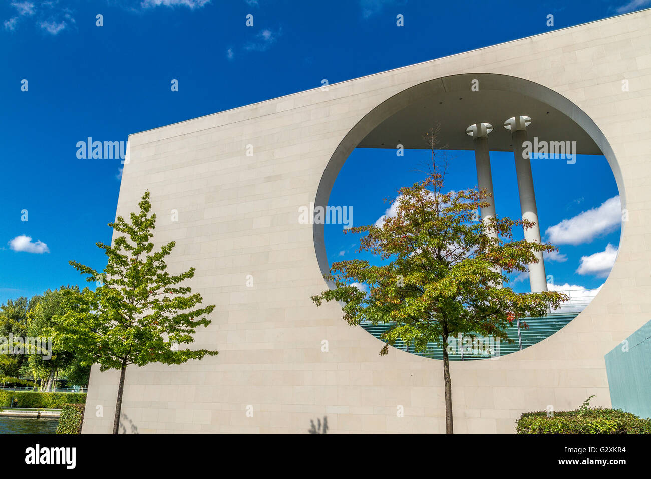 Ein kreisförmiges Loch in der Seitenwand des Bundeskanzleramtes in Berlin Stockfoto