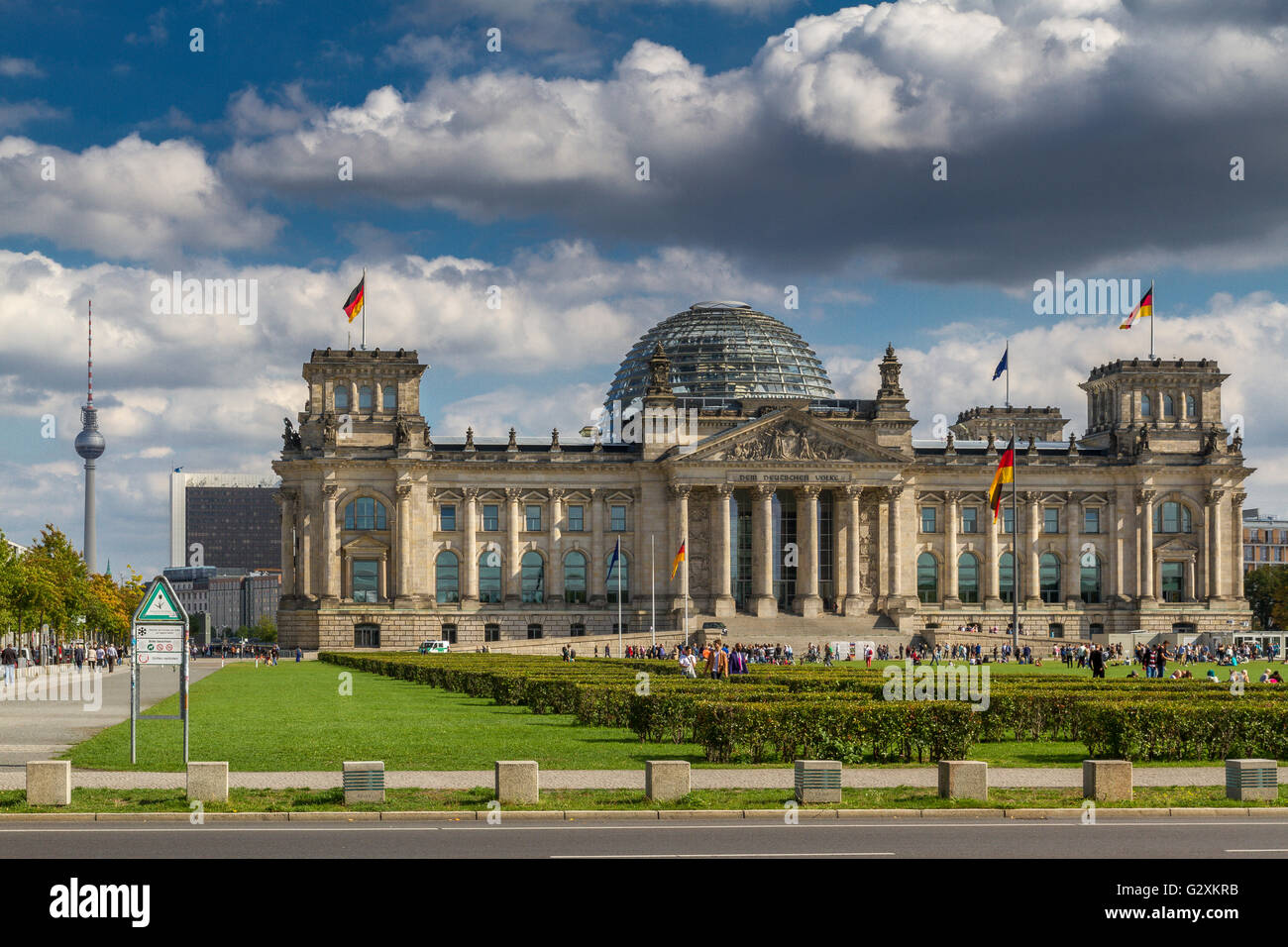 Das Reichstagsgebäude, das den Deutschen Bundestag oder das Deutsche  Parlament beherbergt, mit einer großen Glaskuppel, die von Sir Norman  Foster entworfen wurde Stockfotografie - Alamy