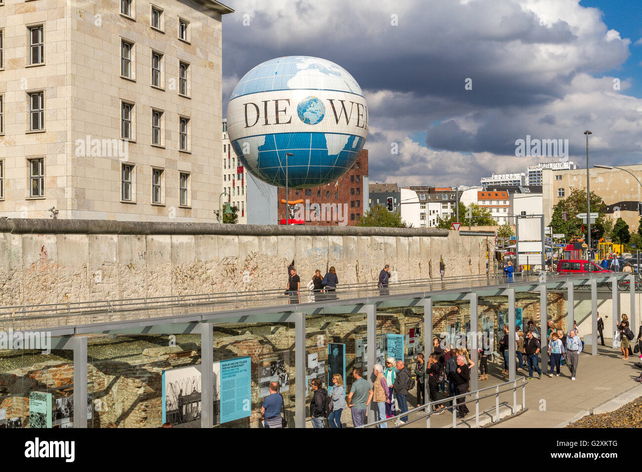 Heißluftballon über den Besuchern an den verbleibenden Teil der Berliner Mauer steigen, in der Nähe der Topographie des Terrors Museum, Berlin Niederkirchnerstrasse, Stockfoto