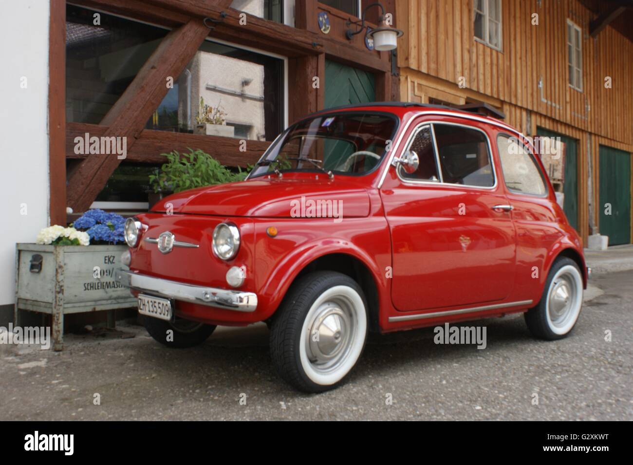 SONY DSC rote 1960 Fiat 500 Minicar, Weißwandreifen, in der Schweiz