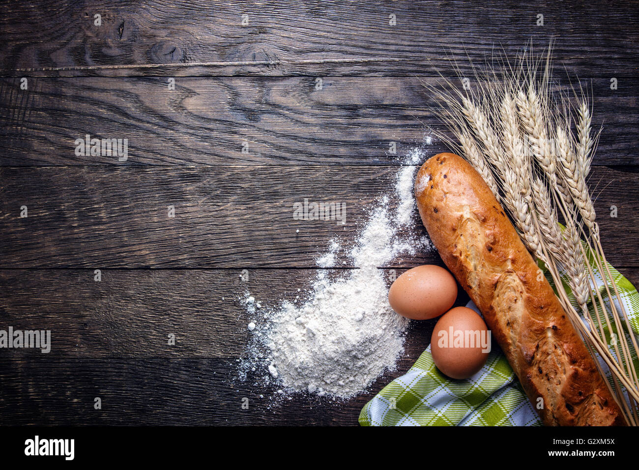 Brot Mehl Ei Ährchen auf einem hölzernen Hintergrund Stockfoto