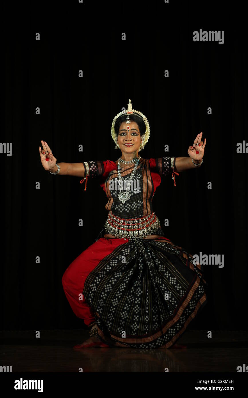 eines der klassischen Tanzformen von Indien, Odissi ist berühmt für seine anmutigen Bewegungen, Kostüme, Make-up, Kopfbedeckung Stockfoto
