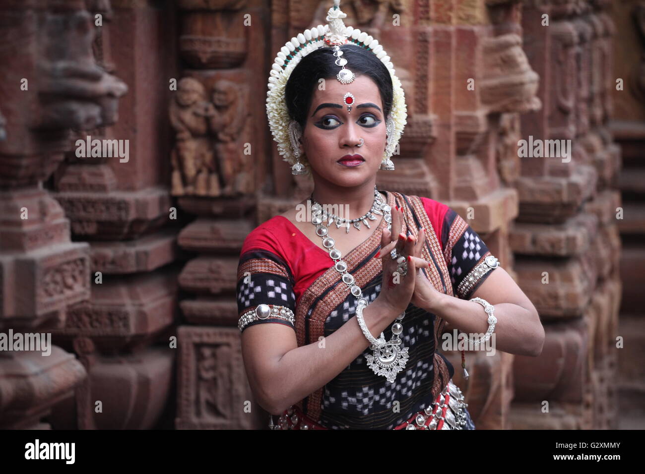 ein Odissi Tänzer erzählen eine Sequenz mit Mudra und abhinaya Stockfoto