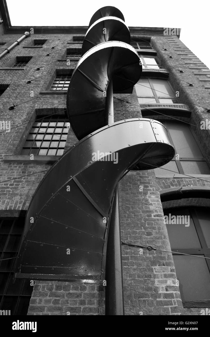 Externen Feuerleiter Wendeltreppe auf Gebäude in Liverpool, Merseyside, UK Stockfoto