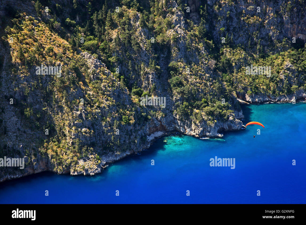 Paragliding vom Baba Berg (Babadag) bis zur Ausfahrt "Schmetterlingstal" (Kelebekler Vadisi), Lykien, Provinz Mugla, Türkei. Stockfoto