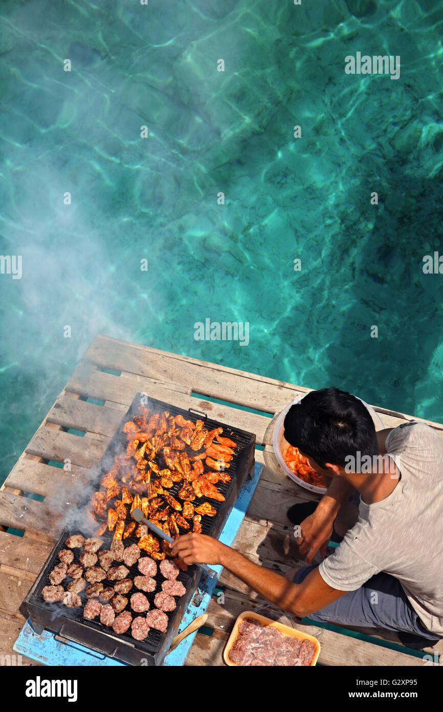 Vorbereitungen für ein leckeres Mittagessen an Bord während einer schönen Kreuzfahrt rund um Kekova, Lykien, Antalya Stockfoto