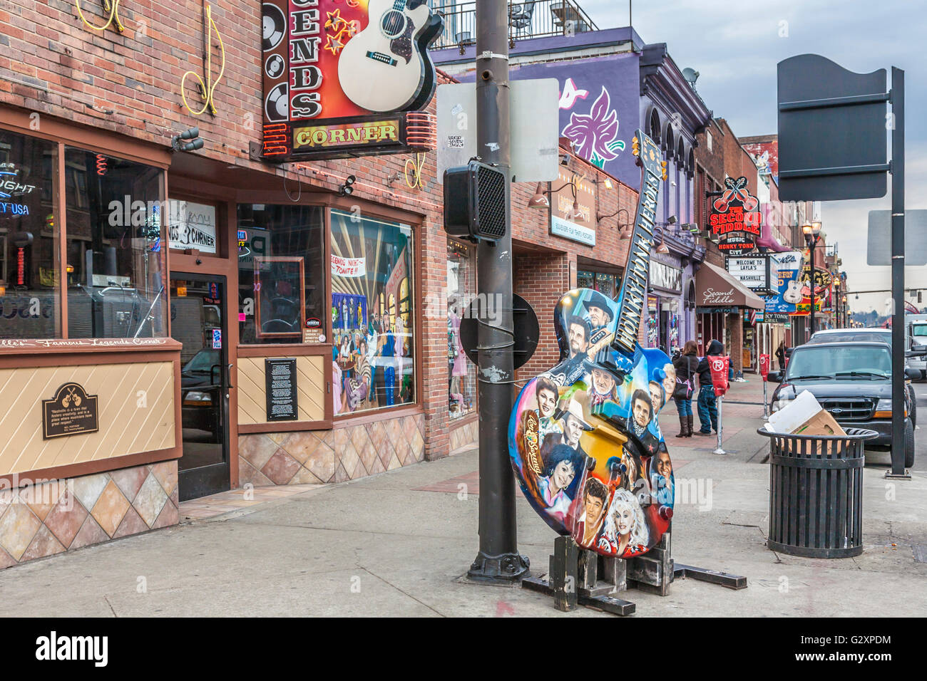 Gitarre mit Country-Musik-Legenden außerhalb Legenden-Eckkneipe in The District in der Innenstadt von Nashville, Tennessee gemalt Stockfoto