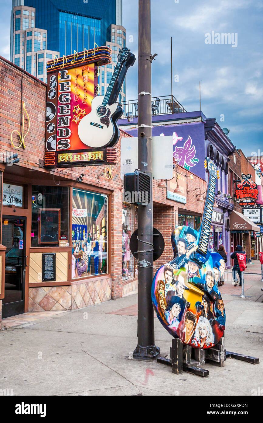 Gitarre mit Country-Musik-Legenden außerhalb Legenden-Eckkneipe in The District in der Innenstadt von Nashville, Tennessee gemalt Stockfoto