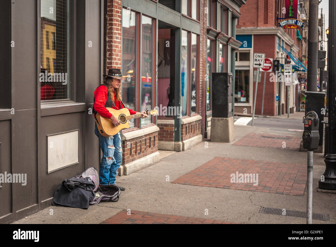 Country-Musik Straßenkünstler Gitarre spielen und singen am Lower Broadway in The District der Innenstadt von Nashville, Tennessee Stockfoto