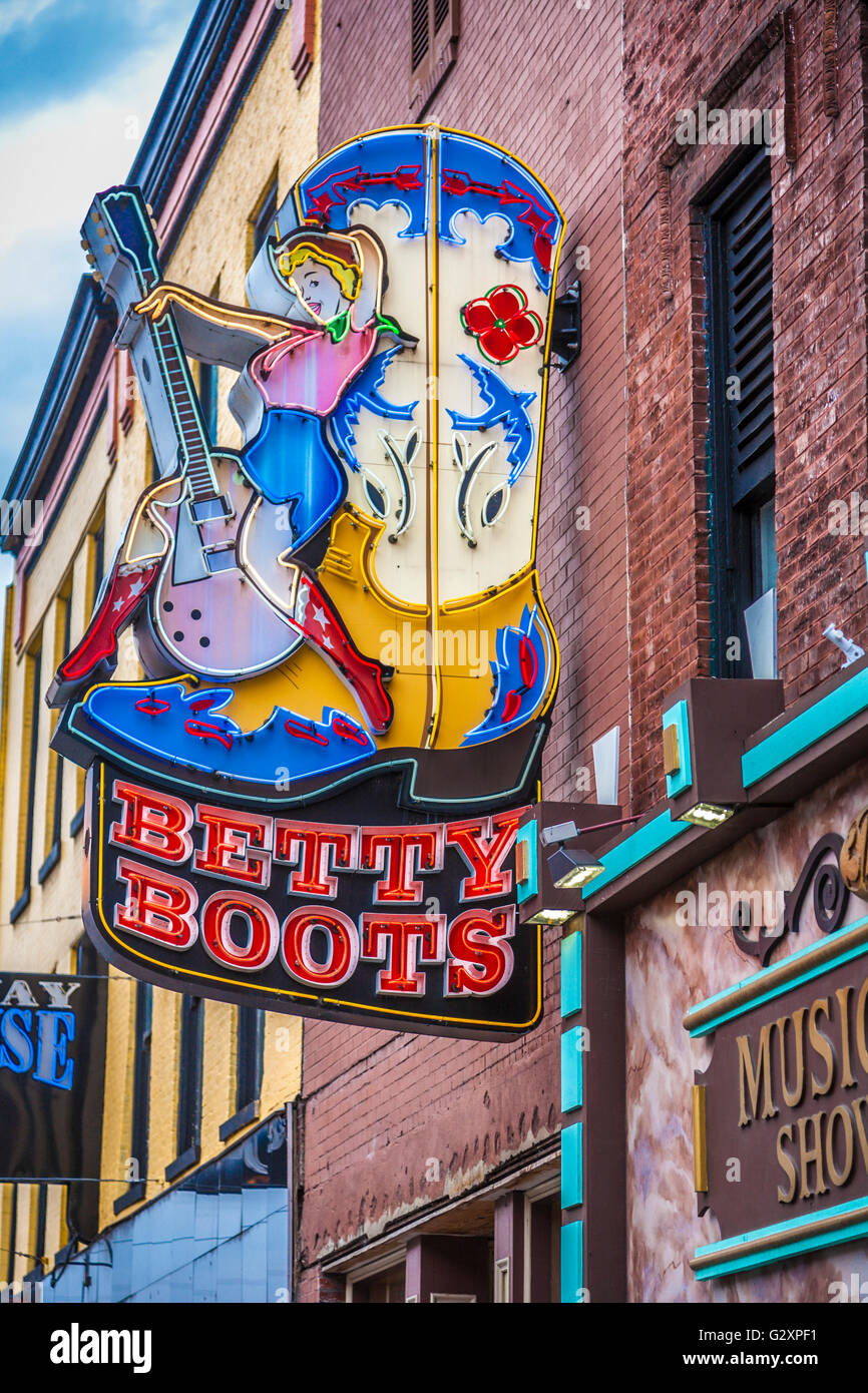 Neon-Schild für Betty Boots Boot Store im District am Lower Broadway in der Innenstadt von Nashville, Tennessee Stockfoto