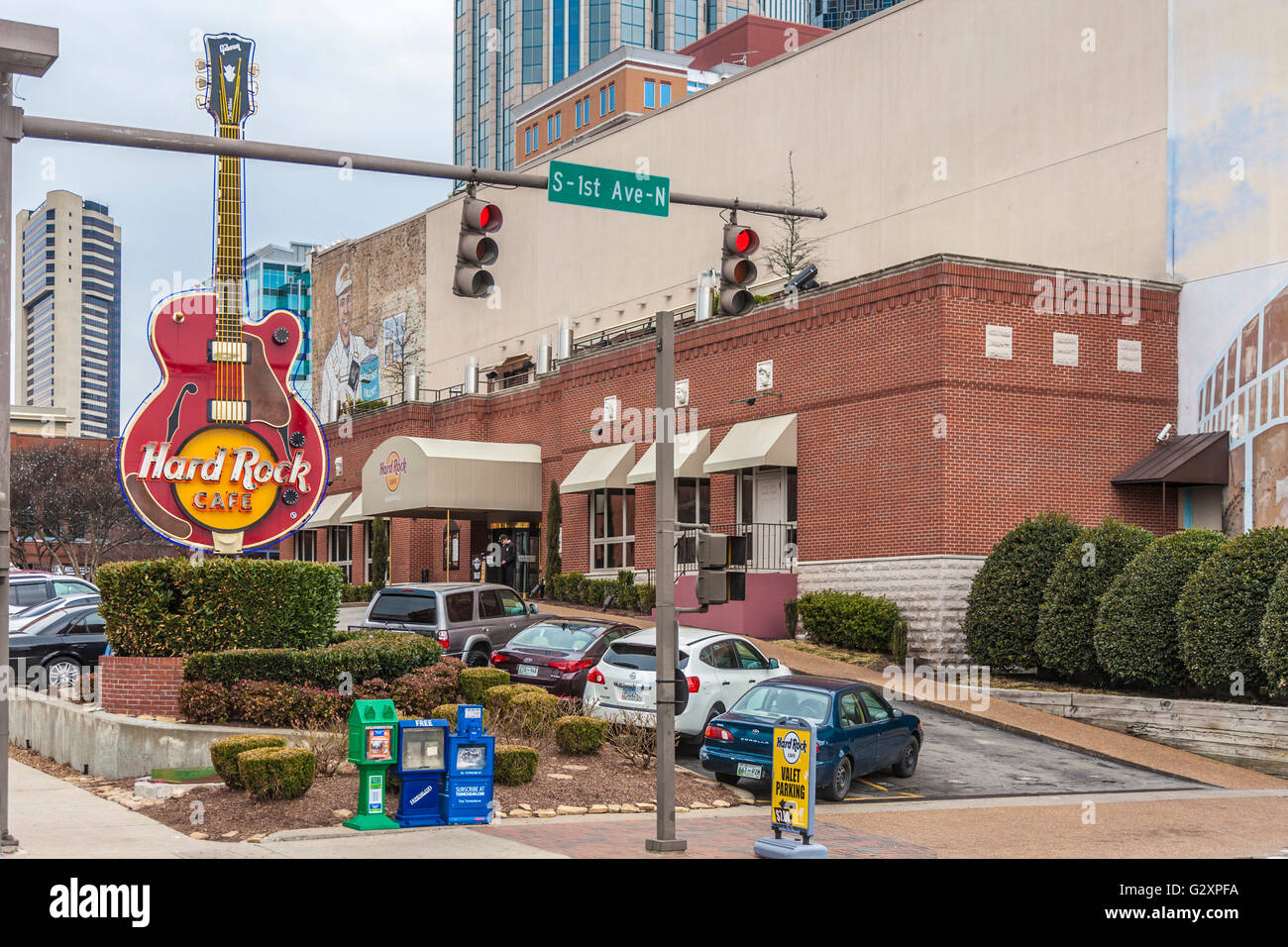 Gitarre geformte Neon-Schild außerhalb der Hard Rock Cafe in der Innenstadt von Nashville, Tennessee Stockfoto