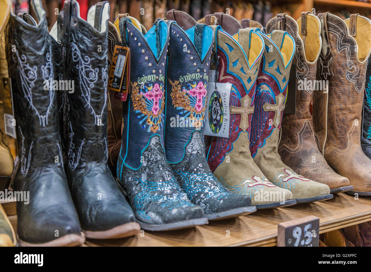 Große Auswahl an Cowboy-Stiefel zum Verkauf an Boot-Speicher in der Innenstadt von Nashville, Tennessee Stockfoto