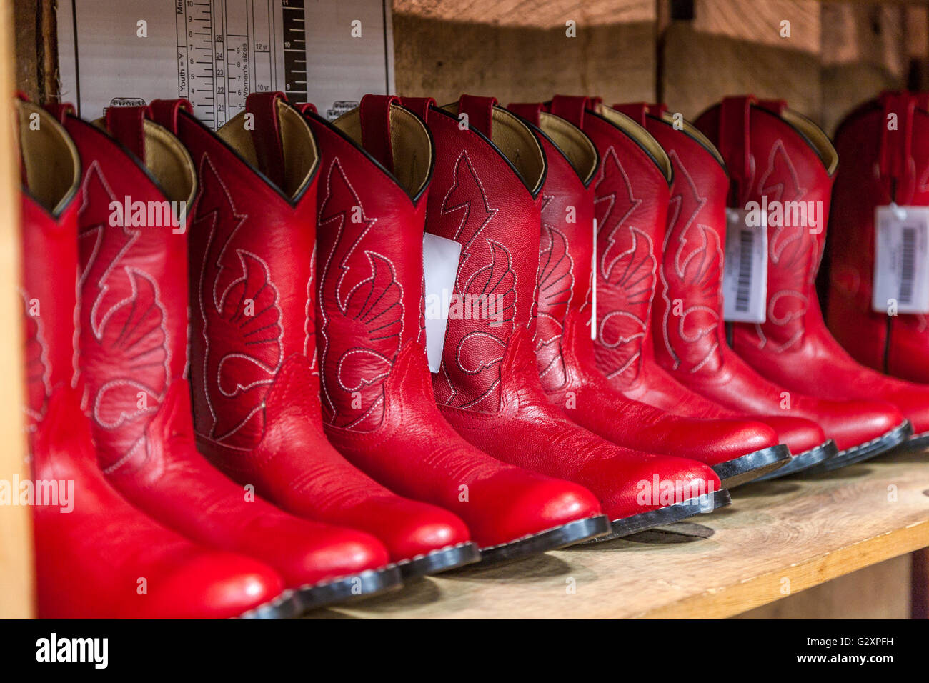 Frauen rote Cowboystiefel zum Verkauf an Boot-Speicher in der Innenstadt von Nashville, Tennessee Stockfoto