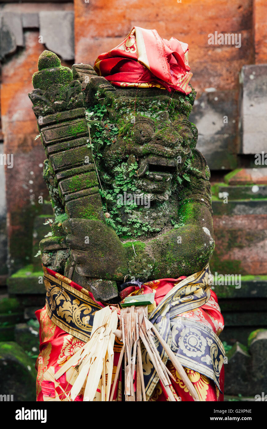 Balinesische Gnadenstatue in den Tempel, Ubud, Bali, Indonesien Stockfoto Balinesische Gnadenstatue in den Tempel, Ubud, Bali, Indonesien Stockfoto
