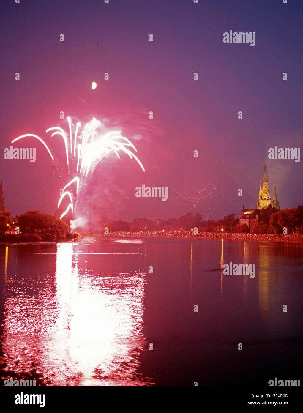 Feuerwerk-Festival über Stowe Pool mit dem Dom auf der Rückseite, Lichfield, Staffordshire, England, Vereinigtes Königreich, West-Europa anzeigen. Stockfoto