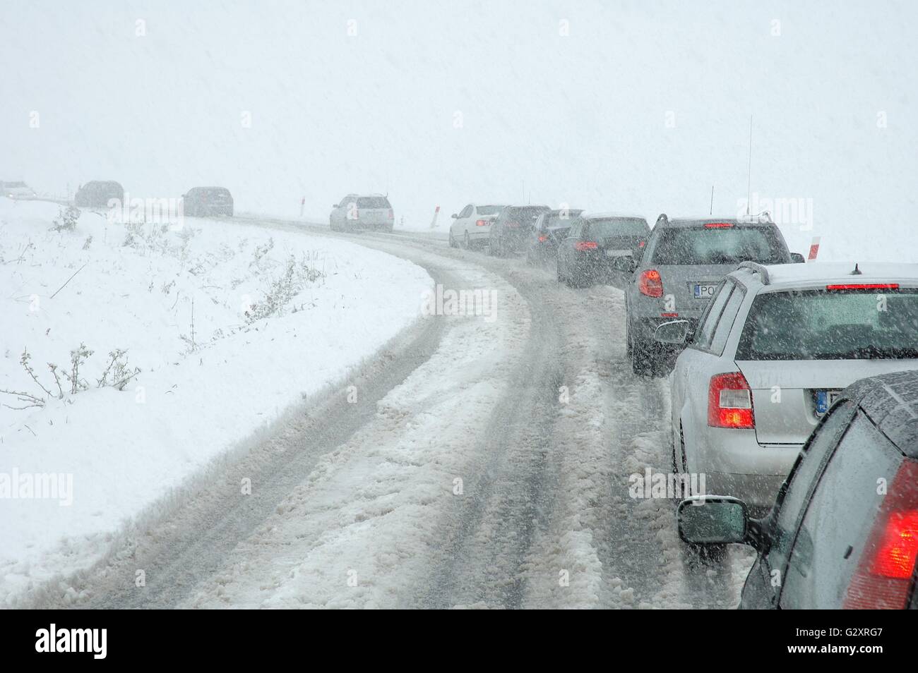 JELENIA GORA, Polen - Mai 03: Stau auf Bergstraße verursacht durch schwere Schneefälle am 03.05.2011 in der Nähe von Jelenia Góra Polen Stockfoto