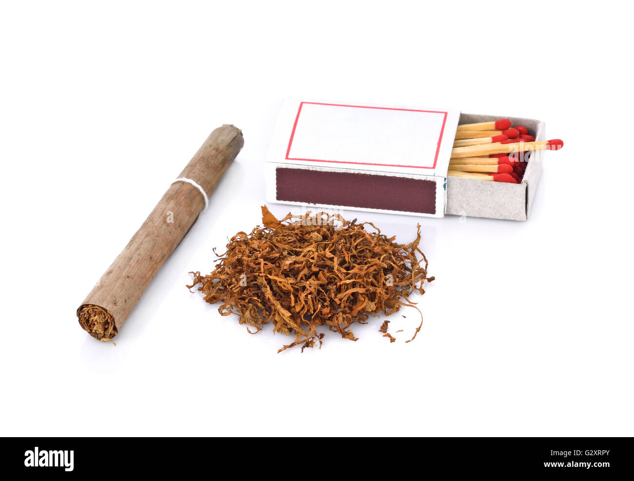 Tabak und Zigaretten auf weißem Hintergrund Stockfoto