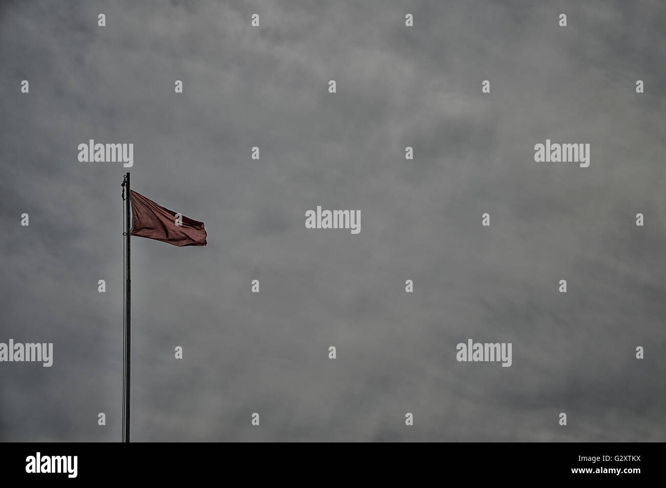 Wehende rote Fahne Stockfoto