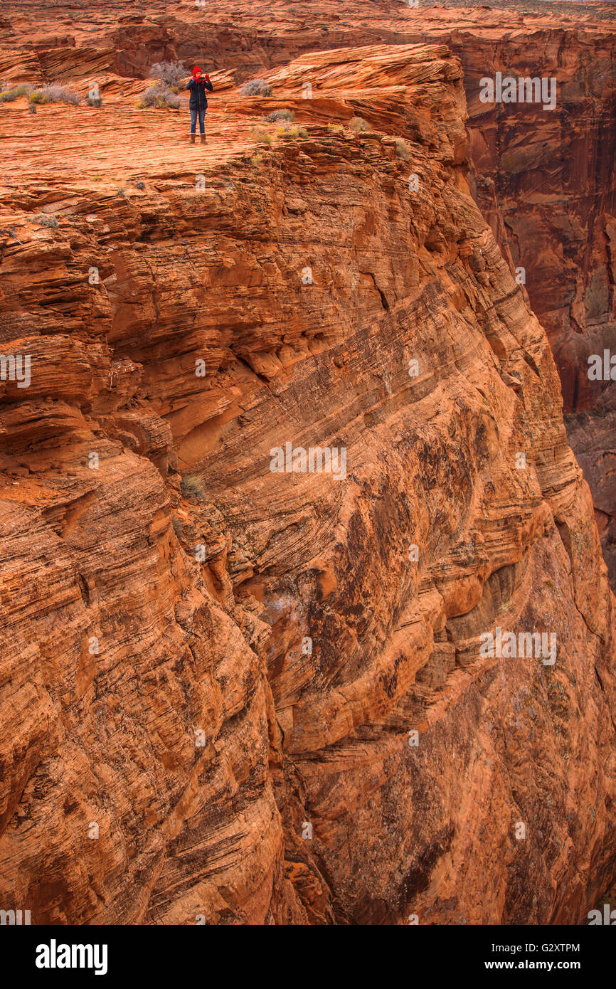 Mädchen stehen am Rand einer Klippe in den Grand Canyon Stockfoto