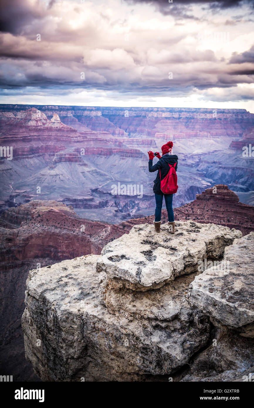 Mädchen stehen am Rand einer Klippe in den Grand Canyon Stockfoto