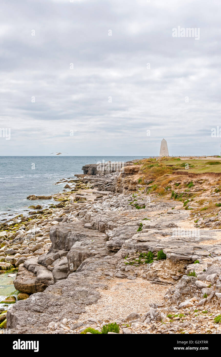 Die 7 Meter hohe Obelisk 1884, Schiffe von einem niedrigen Regal Rock unter dem Meer zu warnen aus weißem Portland Stein Quadersteinen gebaut Stockfoto