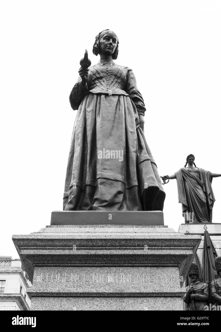 Florence Nightingale-Statue mit dem Krim-Krieg-Denkmal hinter. Stockfoto