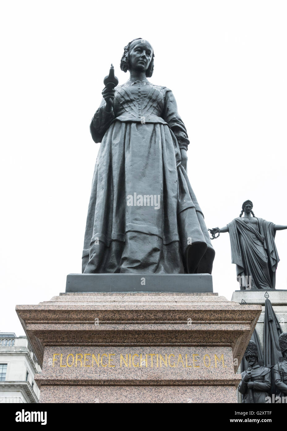 Florence Nightingale-Statue mit dem Krim-Krieg-Denkmal hinter. Stockfoto