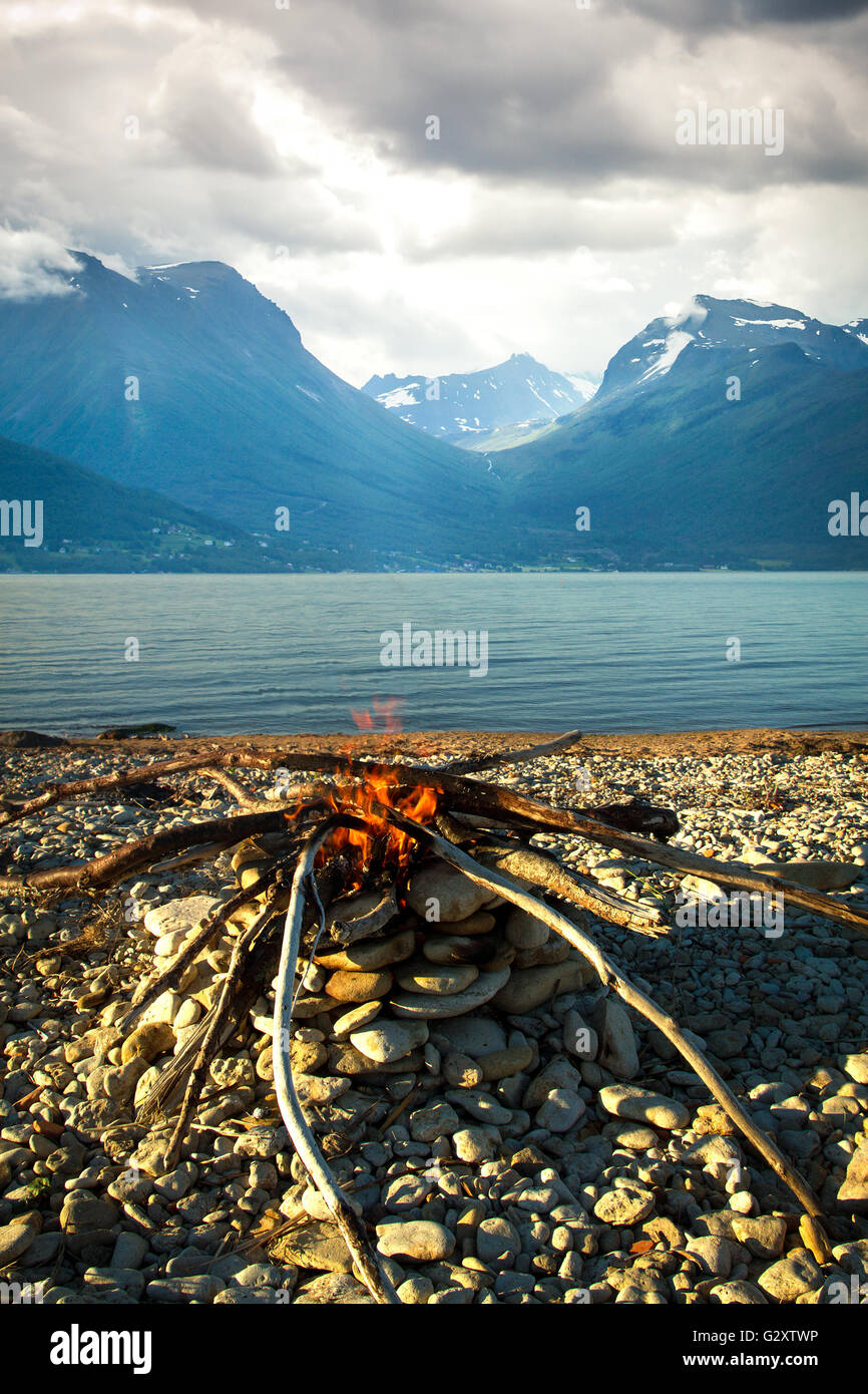 Einladende Lagerfeuer am Strand im Sommer Stockfoto