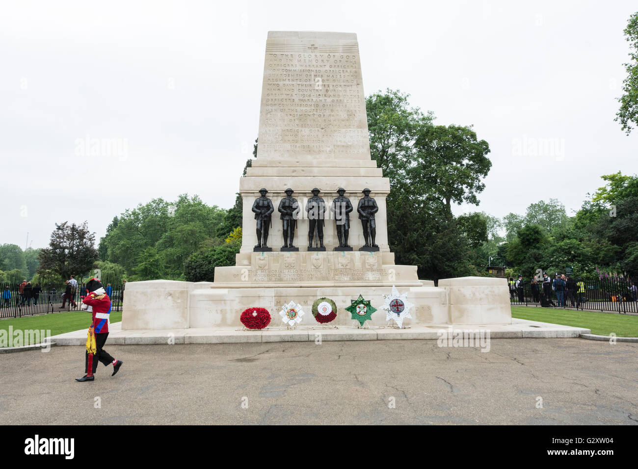 Ein Mann ist gefälschte Wachen Kostüm Spaziergänge vor der Wache Mahnmal auf Horse Guards Parade, London, England, UK Stockfoto