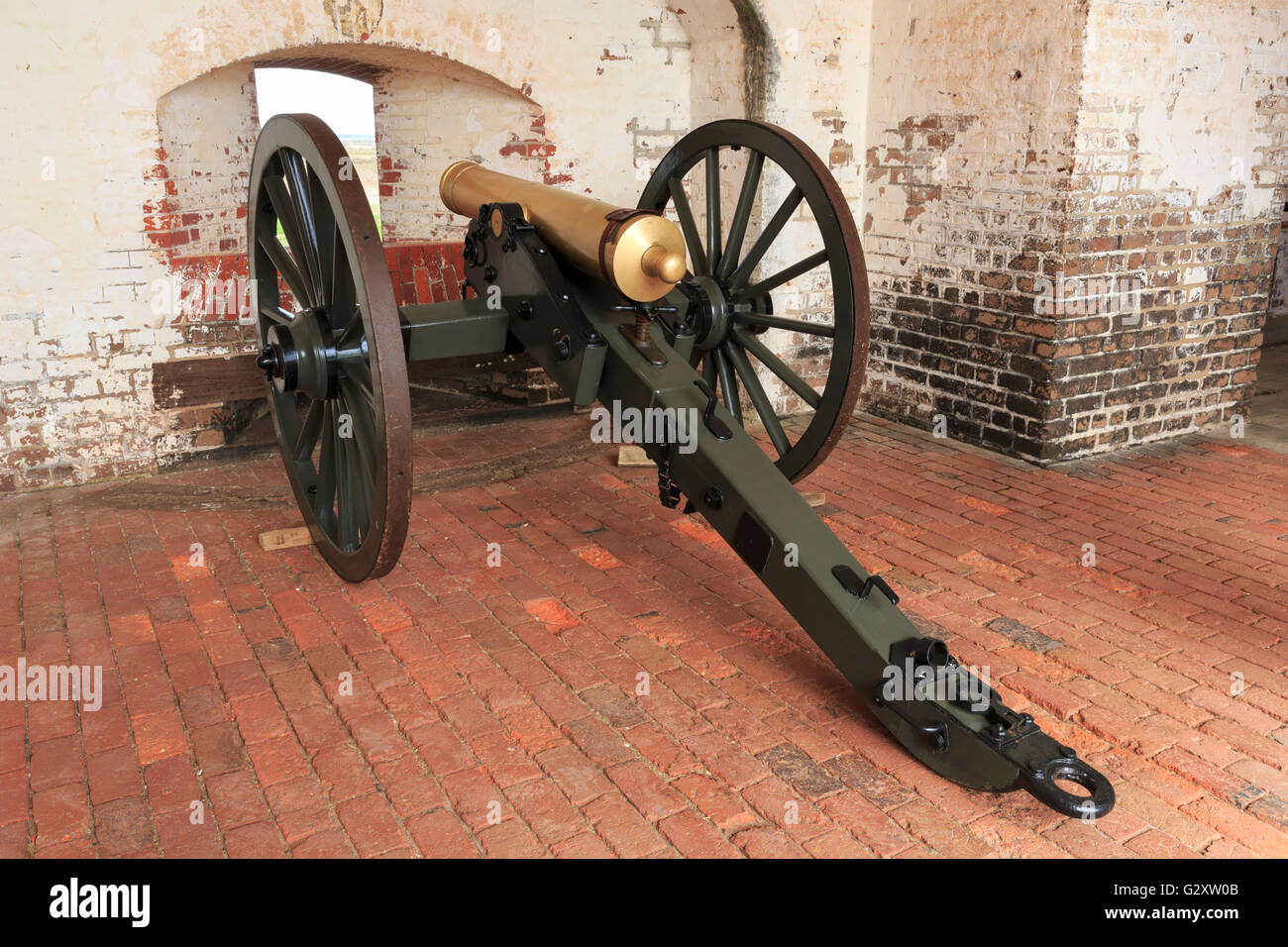Kanone in Fort Pulaski, Cockspur Island, Georgia. Reproduktion von einer 12-Pfünder-Feldhaubitze in eine Kasematte. Stockfoto